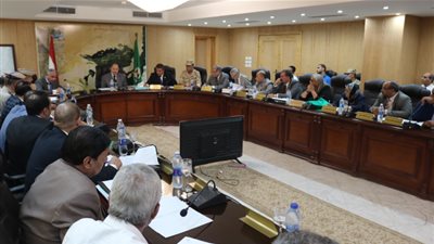 محافظ الفيوم يناقش ما تم إنجازه بملف التقنين الخاص بأراضي أملاك الدولة