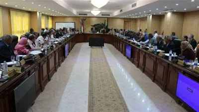 محافظ الفيوم يناقش توصيل الإنترنت لـ61 مدرسة ثانوية قبل بداية العام الدراسي