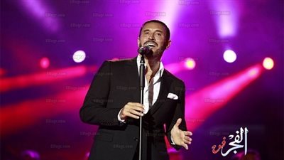 شاهد.. رد فعل كاظم الساهر بعد مباغتة فتاة له واحتضانها إياه على المسرح (فيديو)