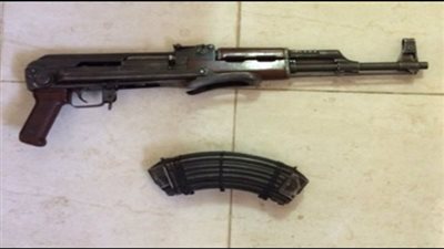 مباحث الجيزة تضبط 3 عاطلين بحوزتهم بندقية آلية وبانجو