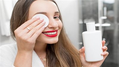 حفاظا على صحة بشرتِك.. احذري الوقوع في هذه الأخطاء عند إزالة المكياج!