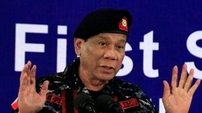 الرئيس الفلبيني يدافع عن قراره سحب العفو عن تريلانيس