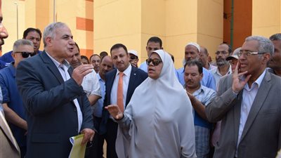 وفد وزارة الاسكان يتفقد مجمع المطاهرة بالمنيا