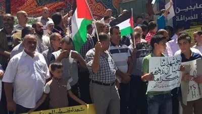 وقفة جماهيرية في الخليل تنديدًا بقرار الولايات المتحدة بسبب أزمة الأونروا