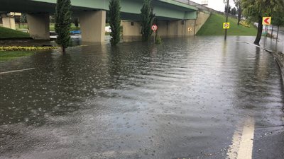 تعطل سير الحياة الطبيعي في إسطنبول بسبب الأمطار الغزيرة