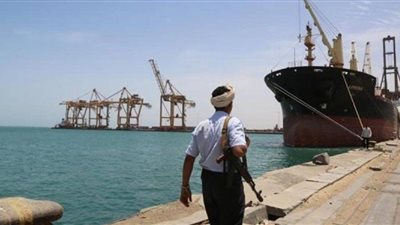 البحرية اليمنية تحبط استهداف جديد للملاحة الدولية بزورق حوثي ‏مفخخ