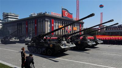 عرض عسكري كوري شمالي بدون صواريخ عابرة للقارات