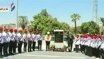 السيسي يضحك على رد شاب سأله عن أحوال الطرق في قنا