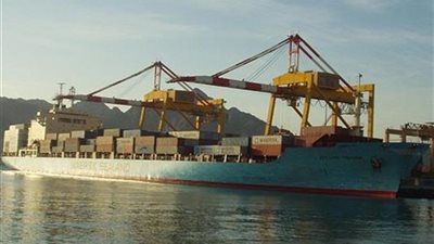 تفريغ 6714 طن معدات بترولية بميناء غرب بورسعيد