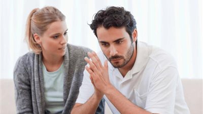 اكتشفي كذب زوجكِ عن طريق لغة الجسد
