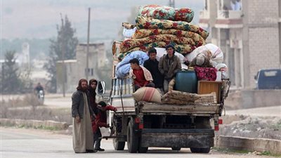 فرار أكثر من 400 أسرة من ريف إدلب بعد استئناف القصف