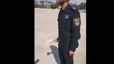 في سابقة خطيرة.. ضابط إسرائيلي يدخل زجاجة 