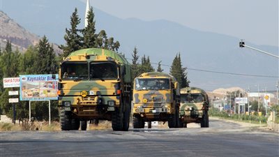 وصول ناقلات جنود ومركبات لوجستية تركية الحدود السورية