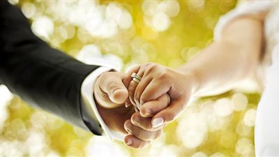 علامات تكشف حب زوجك لكِ