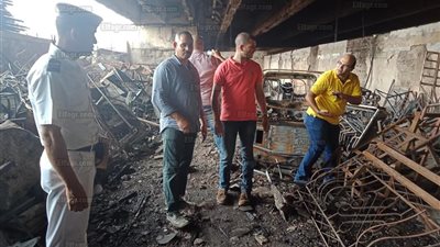  النيابة العامة تعاين موقع حريق مخزن حي الهرم (صور)