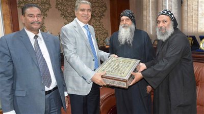 وفد من دير الأنبا صموئيل يهنئ محافظ المنيا ويهديه 