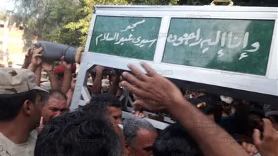 وصول جثمان الشهيد إبراهيم المنيسي إلى مسقط رأسه بالغربية (صور)