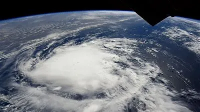 الإعصار فلورنسا يشتد إلى الدرجة الثالثة.. وأوامر إخلاء لسكان كارولينا الشمالية