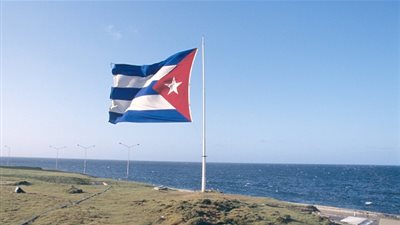 أمريكا توقع مرسومًا يقضي بتمديد الحظر التجاري على كوبا 