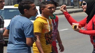 فتاة تتحرش بالمارة في رمسيس.. وجانيت عبدالعليم: 