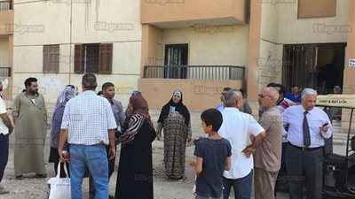 تجمهر عشرات المواطنين بقها واقتحامهم وحدات الإسكان لتأخر التسليم (صور)