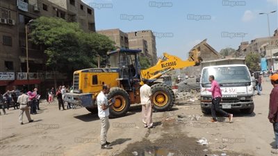 تحرير 32 محضر إشغالات ورفع 180 طن مخلفات بشبرا الخيمة (صور)