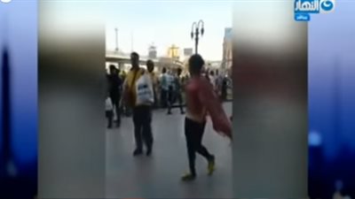 شاهد.. فتاة تتحرش بالشباب في ميدان رمسيس