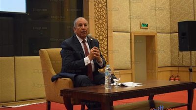 محافظ البحر الأحمر يبحث مع مديري ومسئولي الفنادق السياحية سبل تنمية القطاع (صور)