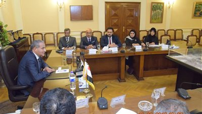 وزير التموين يجتمع بوفد من 