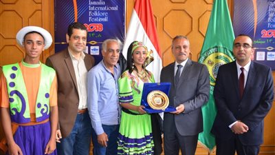 محافظ الإسماعيلية يكرم رؤساء الوفود المشاركة في مهرجان الفنون الشعبية
