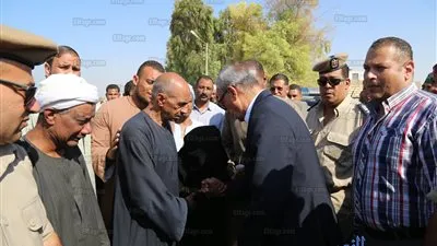 عاجل.. انهيار والدة شهيد الواجب الوطني أثناء دفنه في قنا (صور)