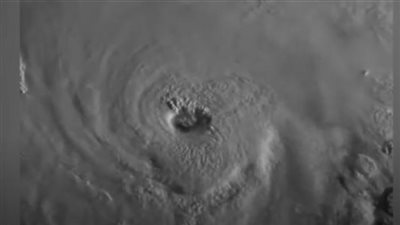 لقطات مخيفة.. طائرة أمريكية تخترق عين إعصار 