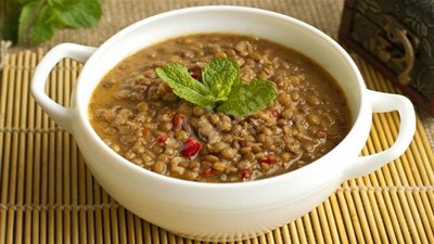 طريقة عمل شوربة العدس البني