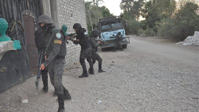 ضبط 4 أشخاص أثناء التنقيب عن الذهب بصحراء البحر الأحمر