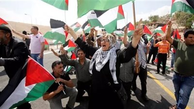 مسؤول: مئات الفلسطينيين يتمكنون من الوصول لقرية الخان الأحمر
