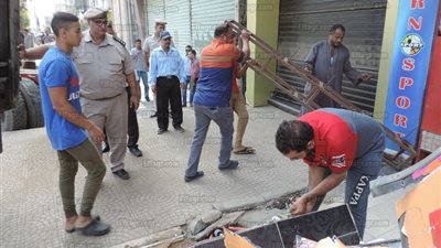 إزالة 20 حالة اشغال طريق.. ورفع 40 طن قمامة بشارع 15 مايو بشبرا الخيمة (صور)