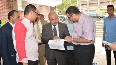 رئيس جامعة أسيوط فى جولة داخل صالات الإمتحانات لبحث إمكانية تطويرها ورفع كفاءتها