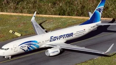 هبوط طائرة مصرية اضطراريًا في صربيا بعد انفجار إطاراتها الخلفية