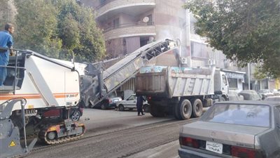 حي شرق أسيوط يواصل أعمال تسوية وكشط الشوارع لرفع كفائتها