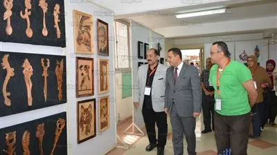 نائب رئيس جامعة أسيوط في جولة تفقدية لمعارض كلية التربية النوعية