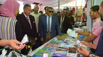 محافظ بني سويف ومدير الأمن يتفقدان معرض 