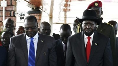 رئيس جنوب السودان سلفا كير وزعيم المتمردين ريك مشار يوقعان اتفاق سلام