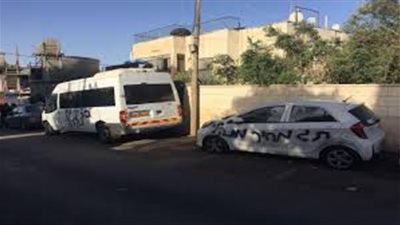 مستوطنون يخربون سيارات فلسطينية ويخطون عبارات عنصرية