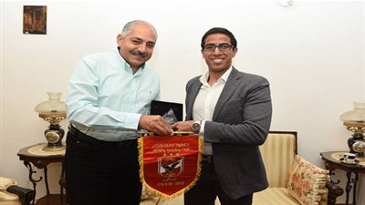 العامري فاروق يُهدي قنصل مصر في غينيا درع وعلم الأهلي