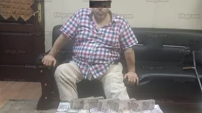 القبض على صاحب محل بحوزته 3200 دولار و30 ألف ريال سعودي