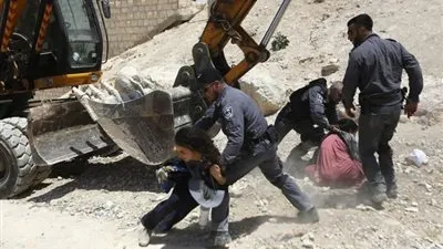 قوات الاحتلال تزيل منازل الصفيح قرب خان الأحمر