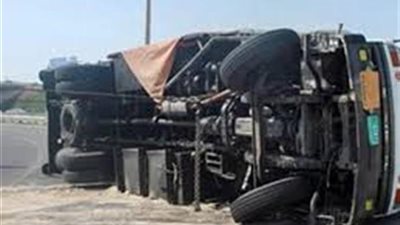 مصرع شخص وإصابة آخر بحادث انقلاب سيارة مواد بترولية بطريق السخنة