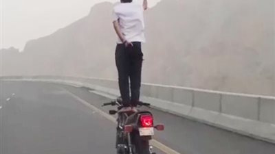 عاجل - السعودية | الإطاحة بقائد ‏دراجة نارية عرض نفسه والآخرين للخطر بالطائف ‏