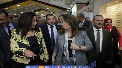 وزيرة التضامن ومحافظ دمياط يتفقدان معرض 