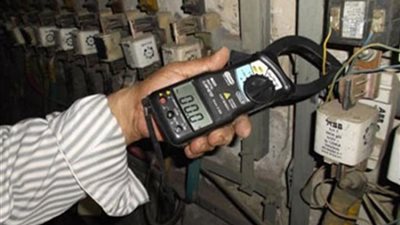 ضبط كهربائي يسهل سرقة التيار الكهربائي لأصحاب المحلات في كفرالشيخ